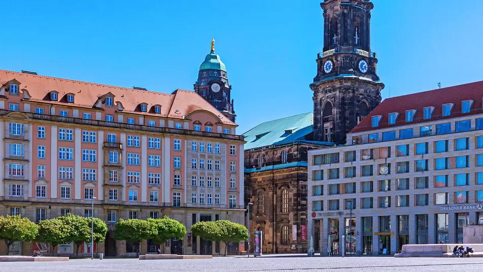 Altmarkt in Dresden mit Gebäuden und Platz. 