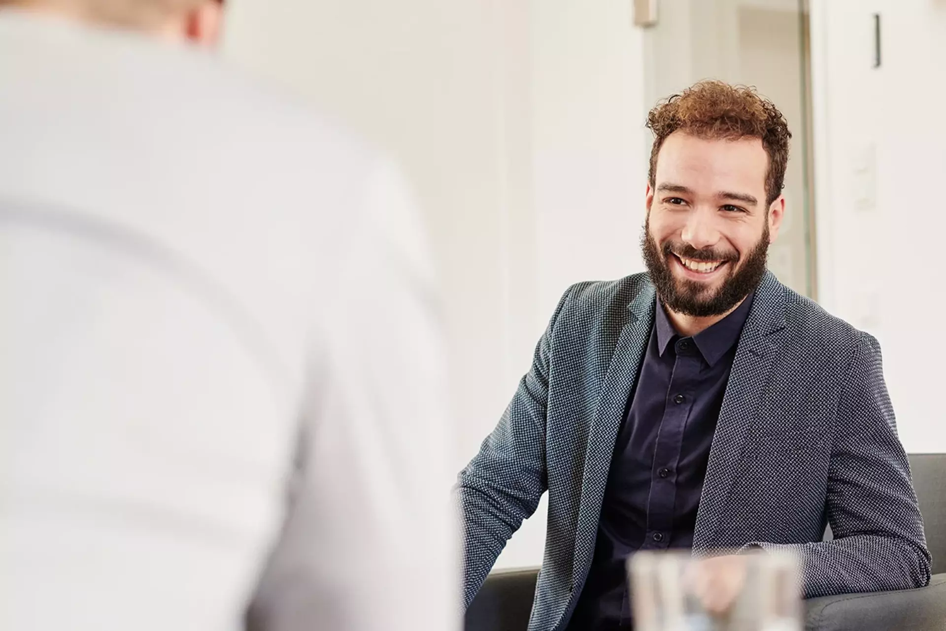 Zwei Babtec-Teammitglieder in lockerer Meetingsituation. 