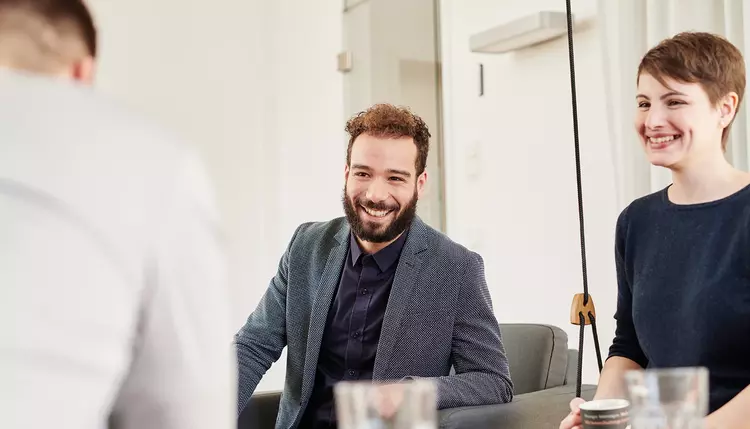 Zwei Babtec-Teammitglieder in lockerer Meetingsituation. 