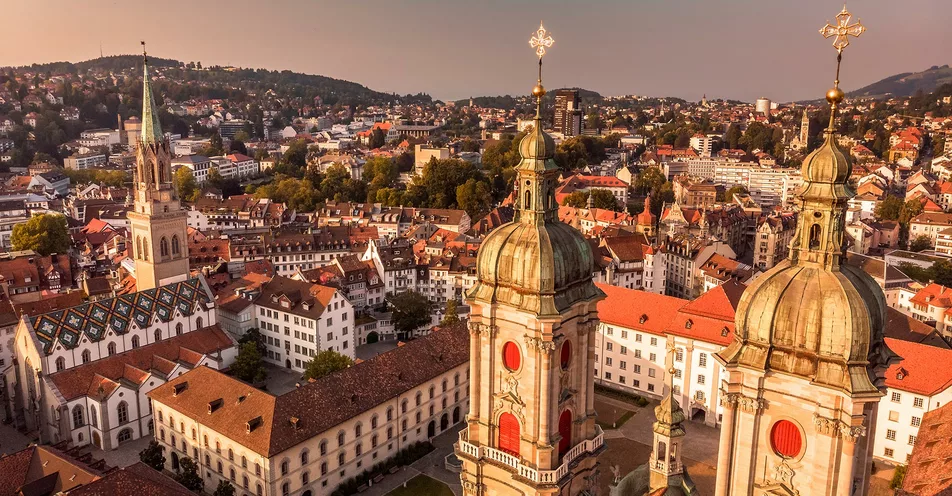 Blick auf Vogelperspektive über St.Gallen im Abendlicht.