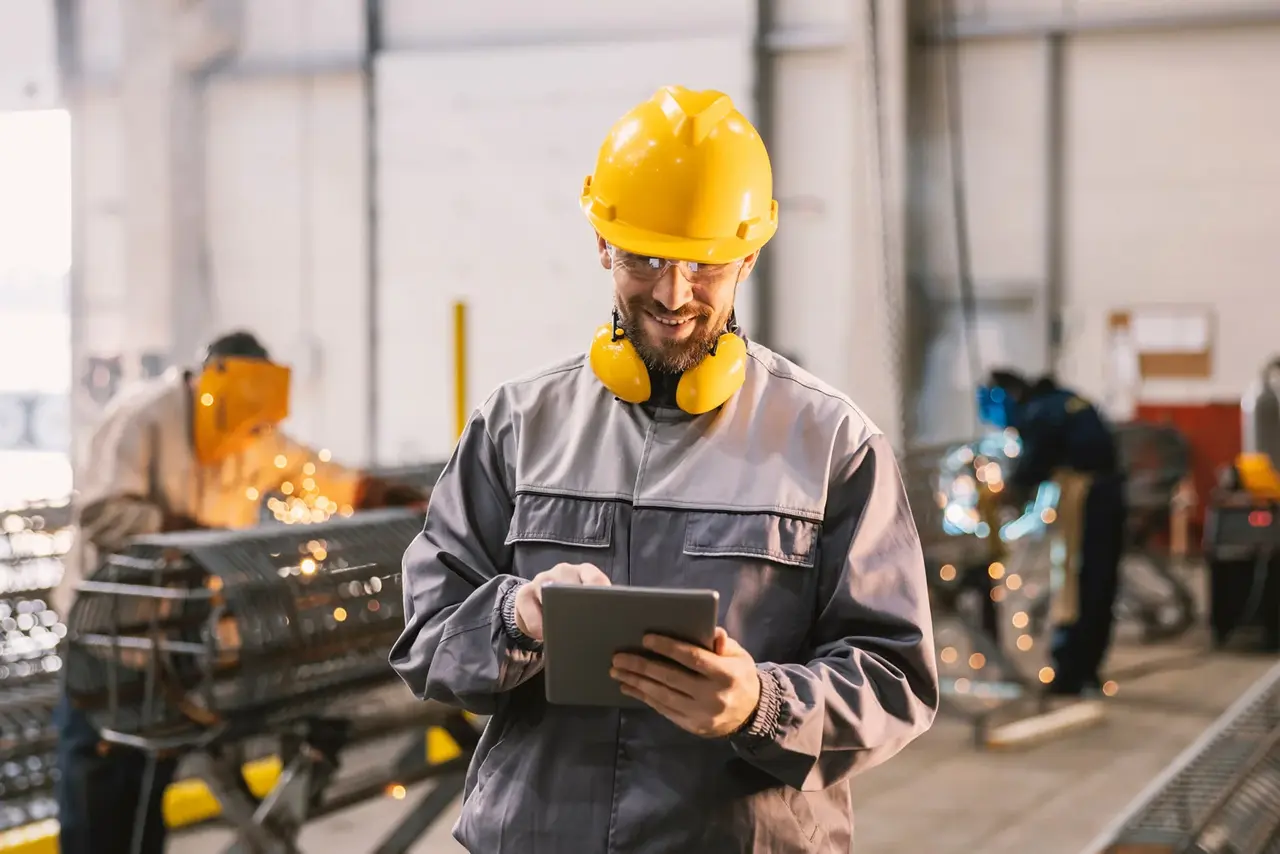 Employees in a factory hall on a tablet