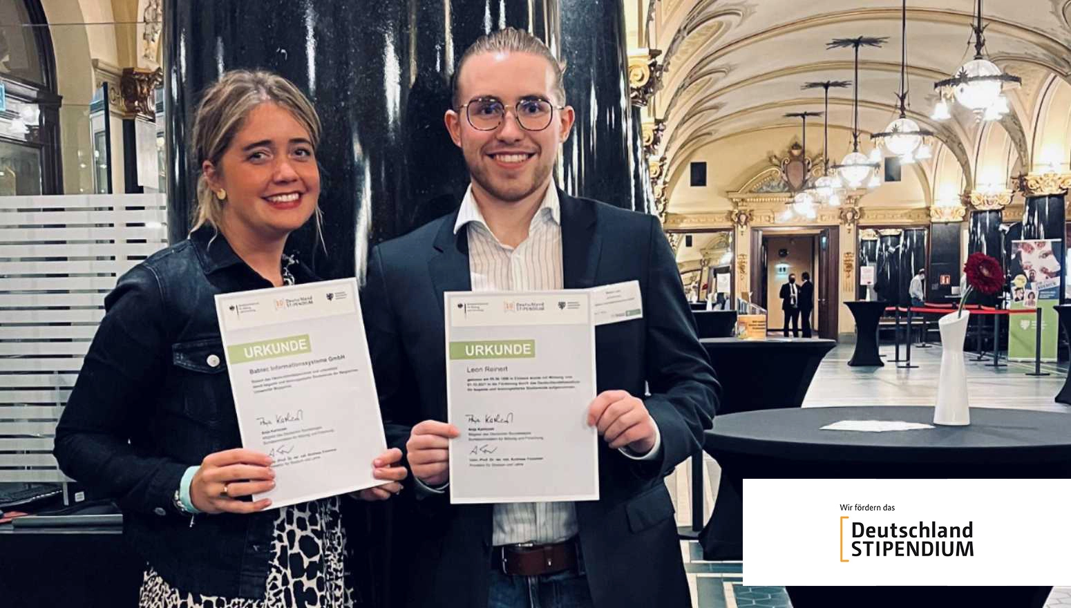 Handover of the Deutschlandstipendium Babtec employee Alina with the scholarship holder at the handover ceremony