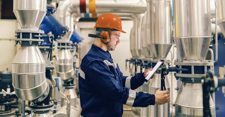 Maintenance of a machine by the employee