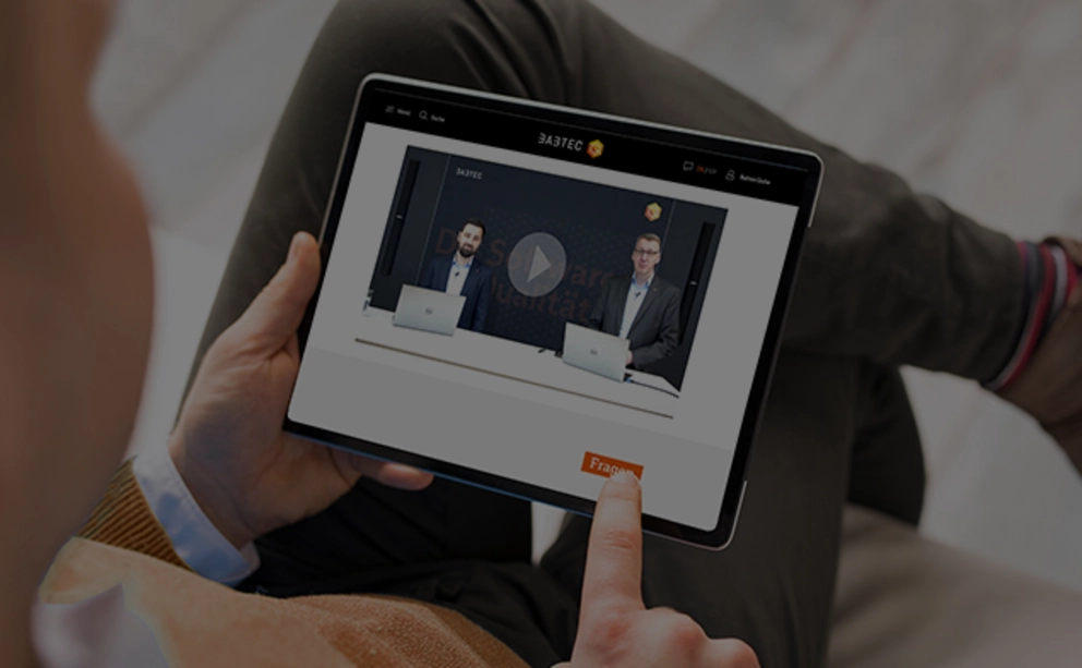 Tablet, darauf zu sehen ein Q.Focus-Livestream von Babtec Webcasts