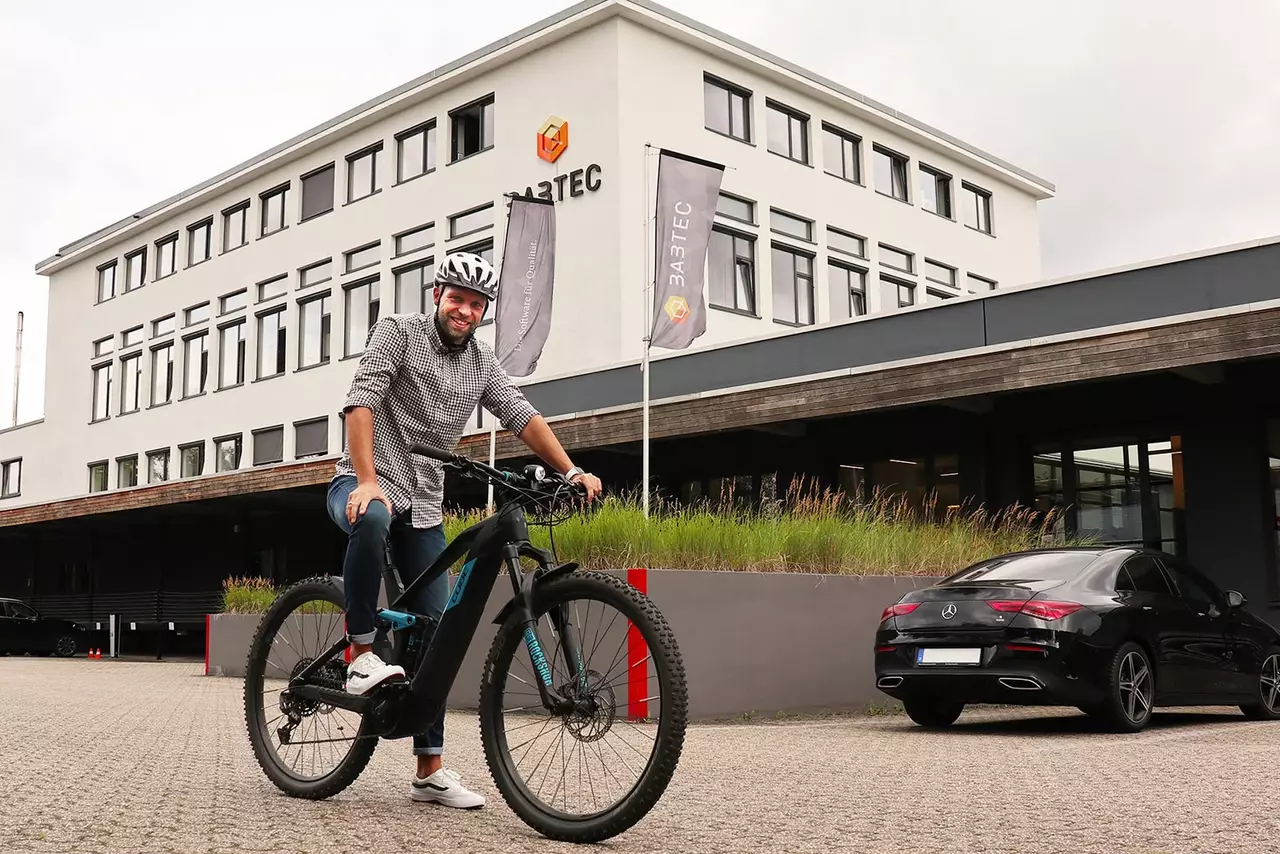 Babtec-Mitarbeiter Philipp mit seinem Jobrad vor der Zentrale in Wuppertal